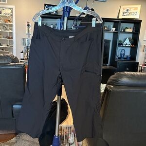 Eddie Bauer black crop capris pants. Size 16